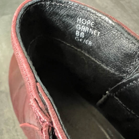 Earth Hope Garnet leather ankle boot. Size 8B - Picture 5 of 7